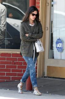 Rachel Bilson feet photo thumbnail