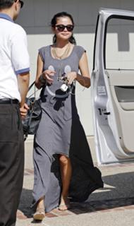 Selena Gomez feet photo thumbnail