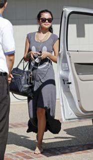 Selena Gomez feet photo thumbnail