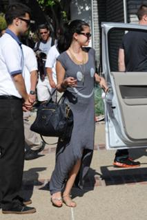 Selena Gomez feet photo thumbnail