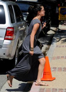 Selena Gomez feet photo thumbnail