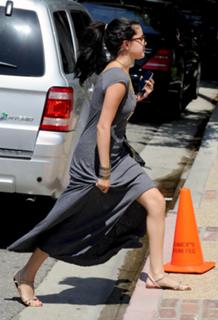 Selena Gomez feet photo thumbnail