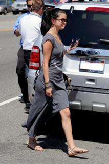 Selena Gomez feet photo thumbnail