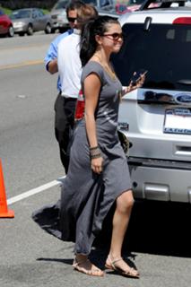 Selena Gomez feet photo thumbnail