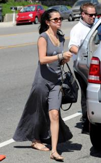Selena Gomez feet photo thumbnail