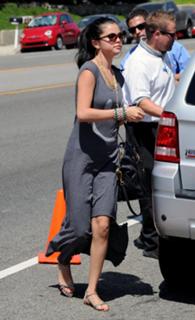 Selena Gomez feet photo thumbnail