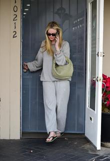 Elle Fanning feet photo thumbnail