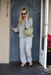 Elle Fanning feet photo thumbnail