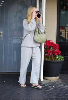 Elle Fanning feet photo thumbnail