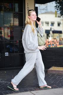Elle Fanning feet photo thumbnail