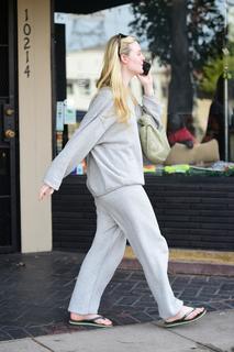 Elle Fanning feet photo thumbnail