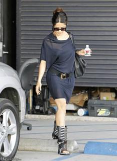 Salma Hayek feet photo thumbnail