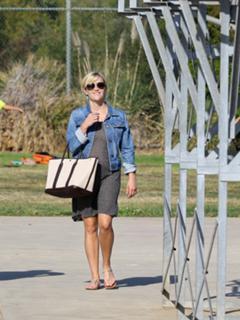 Reese Witherspoon feet photo thumbnail