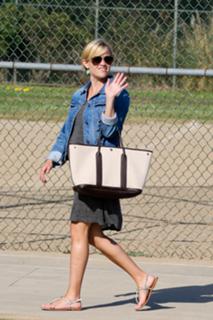 Reese Witherspoon feet photo thumbnail