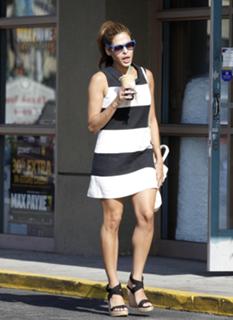 Eva Mendes feet photo thumbnail