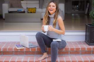 Maria Menounos feet photo thumbnail