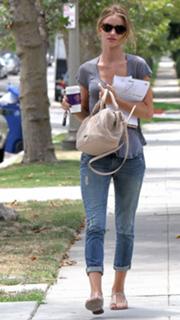 Rosie Huntington-Whiteley feet photo thumbnail