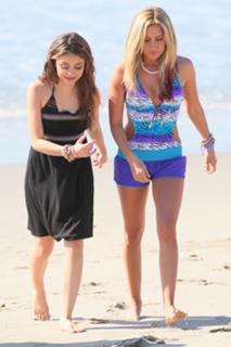 Sarah Hyland feet photo thumbnail