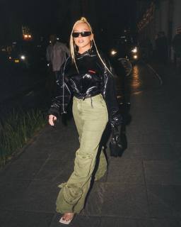Christina Aguilera feet photo thumbnail