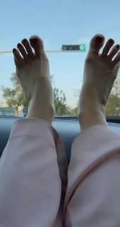 Claudia Lizaldi feet photo thumbnail