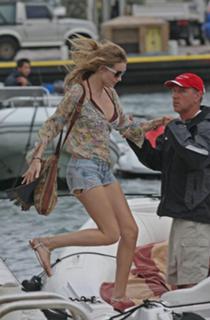 Rosie Huntington-Whiteley feet photo thumbnail