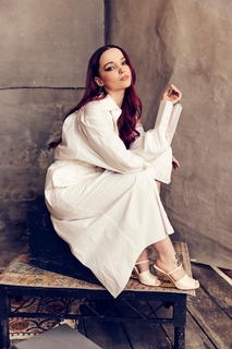 Dove Cameron feet photo thumbnail
