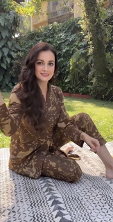 Dia Mirza feet photo thumbnail
