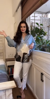 Dia Mirza feet photo thumbnail