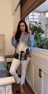Dia Mirza feet photo thumbnail
