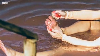 Amanda Holden feet photo thumbnail