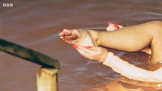 Amanda Holden feet photo thumbnail