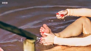 Amanda Holden feet photo thumbnail