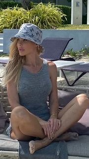 Ilary Blasi feet photo thumbnail