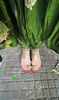 Karisma Kapoor feet photo thumbnail