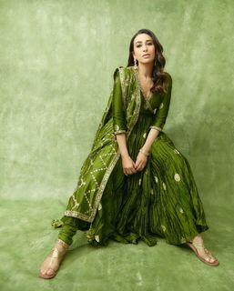 Karisma Kapoor feet photo thumbnail