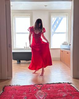 Mandy Moore feet photo thumbnail