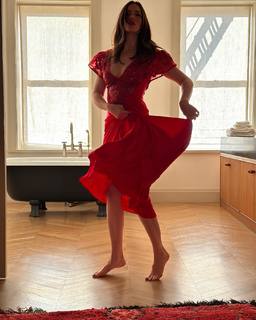 Mandy Moore feet photo thumbnail