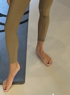 Julia Wieniawa-Narkiewicz feet photo thumbnail