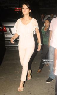 Shruti Haasan feet photo thumbnail