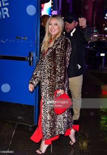 Hilary Duff feet photo thumbnail