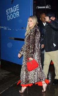 Hilary Duff feet photo thumbnail