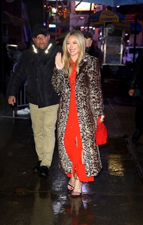Hilary Duff feet photo thumbnail