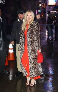Hilary Duff feet photo thumbnail