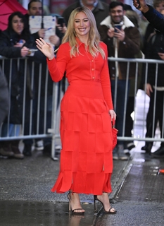 Hilary Duff feet photo thumbnail