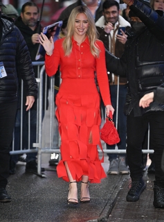 Hilary Duff feet photo thumbnail
