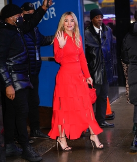 Hilary Duff feet photo thumbnail