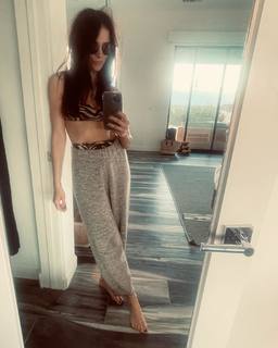 Abigail Spencer feet photo thumbnail