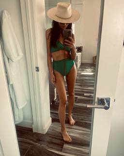 Abigail Spencer feet photo thumbnail