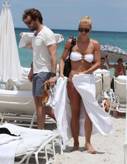 Michelle Hunziker feet photo thumbnail