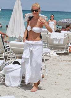 Michelle Hunziker feet photo thumbnail